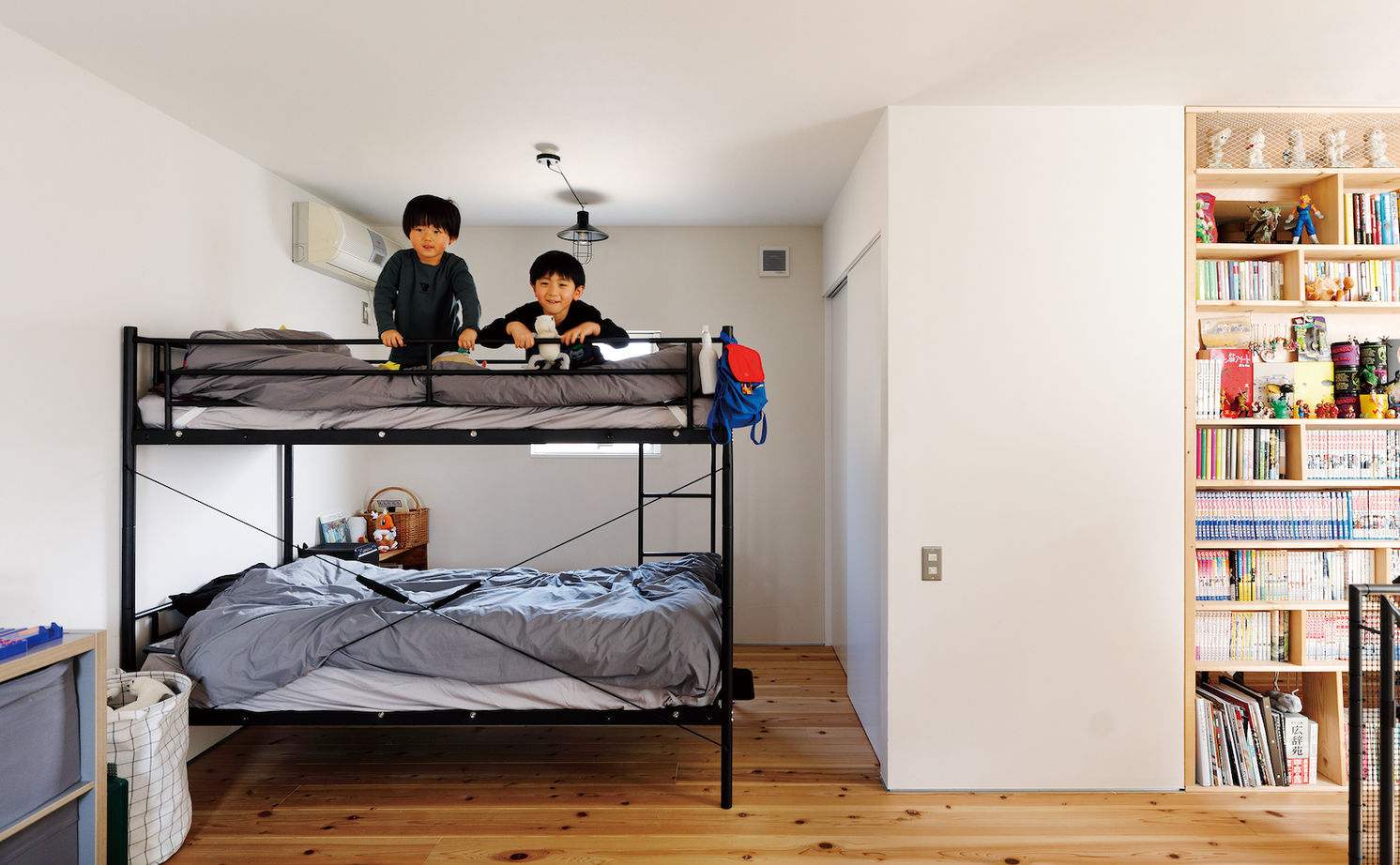 D'S STYLE（ディーズスタイル） 壁一面の手作りCDラックに金属板フェンスのPCデスク、音楽を楽しむライブハウスのような家＜間取り有＞の建築実例画像8