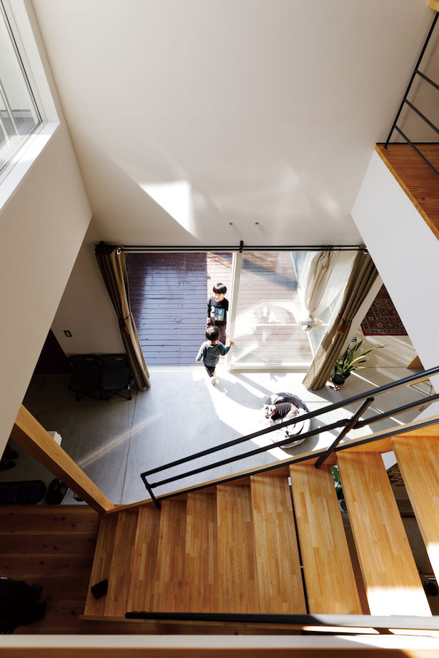 D'S STYLE（ディーズスタイル） 壁一面の手作りCDラックに金属板フェンスのPCデスク、音楽を楽しむライブハウスのような家＜間取り有＞の建築実例画像9