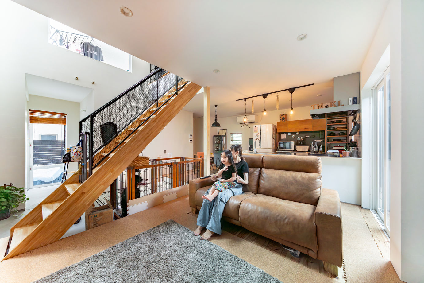 D'S STYLE（ディーズスタイル） 大切な家族を守りながらプライベート時間を過ごす、吹抜け土間のある寛ぎ空間が広がる２階建ての家の建築実例画像