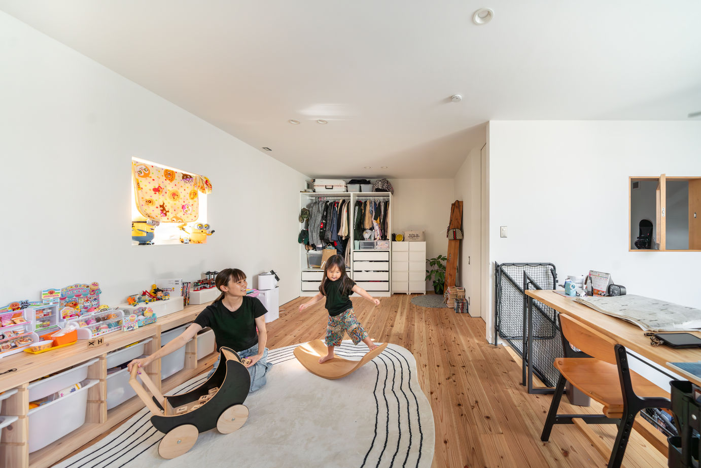 D'S STYLE（ディーズスタイル） 大切な家族を守りながらプライベート時間を過ごす、吹抜け土間のある寛ぎ空間が広がる２階建ての家の建築実例画像3