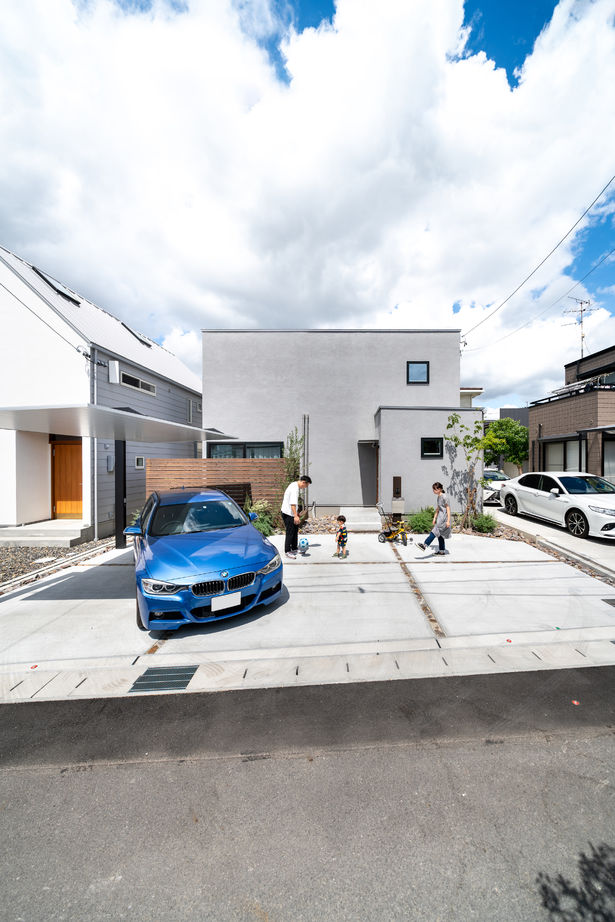 D'S STYLE（ディーズスタイル） 玄関土間×広々としたLDK×吹抜けであふれる開放感！家族が快適に過ごせるハコ型の家の建築実例画像2