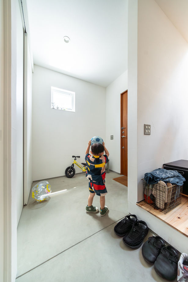 D'S STYLE（ディーズスタイル） 玄関土間×広々としたLDK×吹抜けであふれる開放感！家族が快適に過ごせるハコ型の家の建築実例画像8