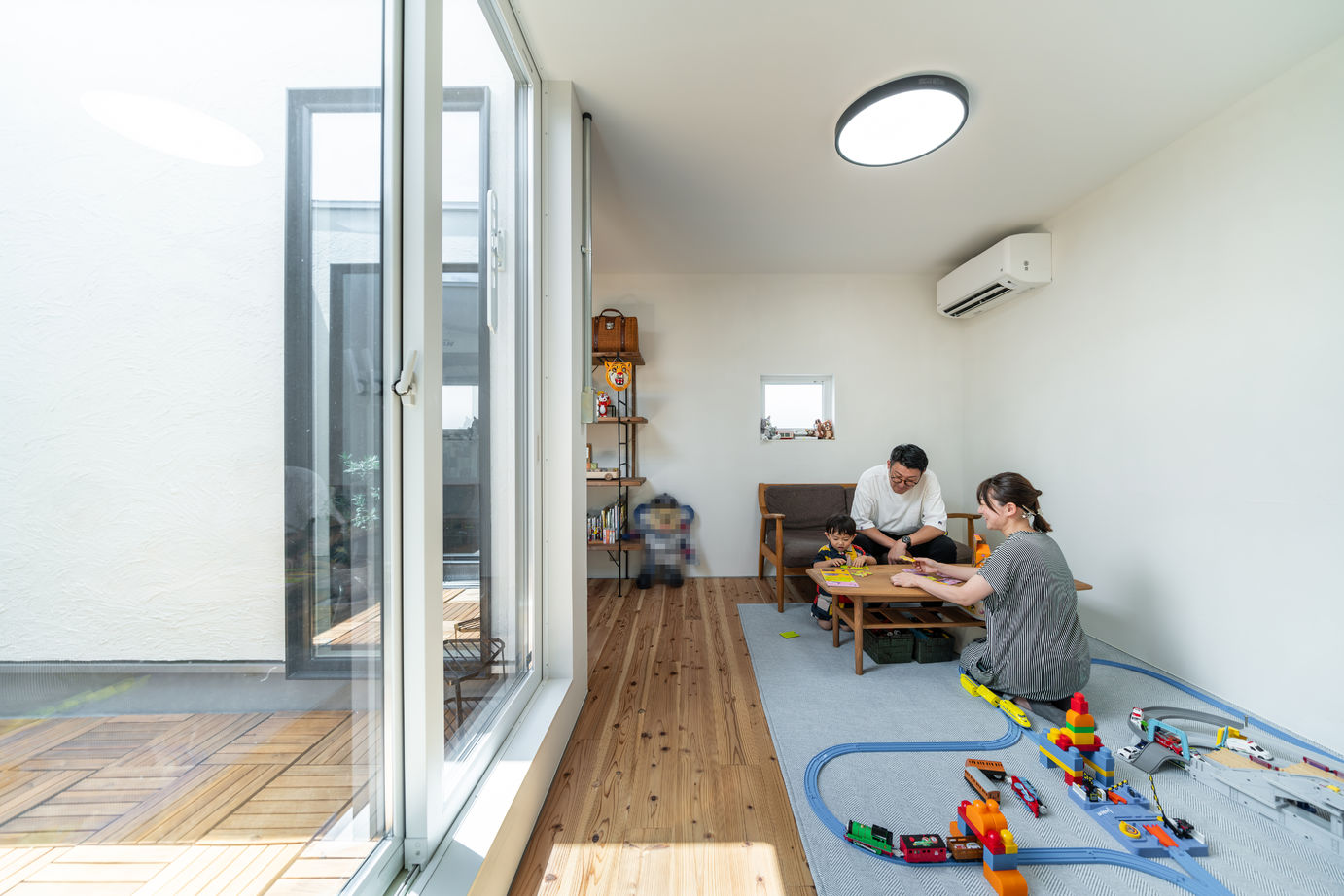 D'S STYLE（ディーズスタイル） 玄関土間×広々としたLDK×吹抜けであふれる開放感！家族が快適に過ごせるハコ型の家の建築実例画像9