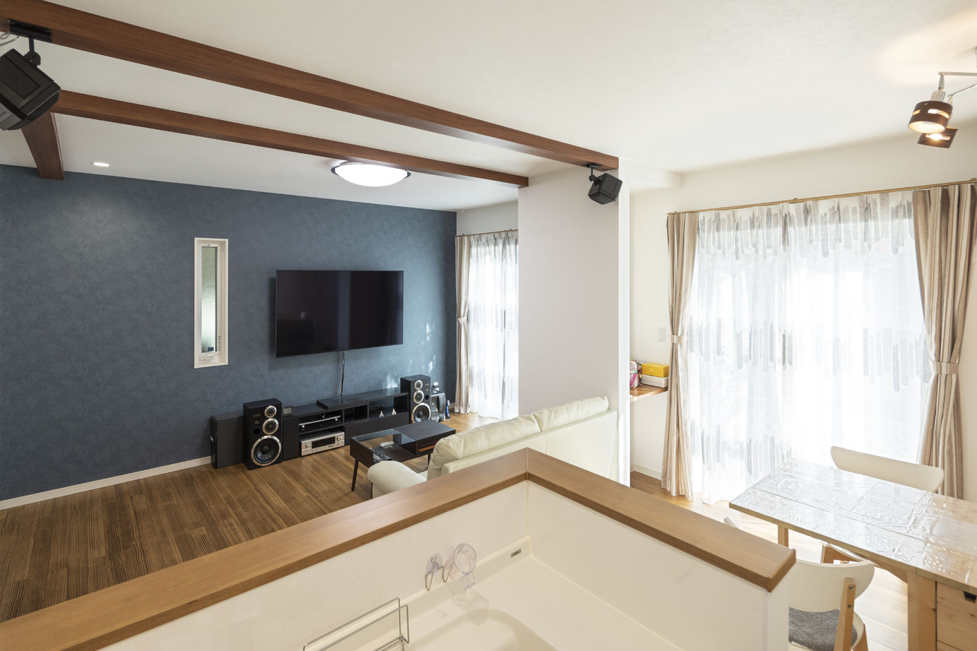 一級建築士事務所　フォルム 【1900万円/ガレージ/収納充実】こだわりの輸入クロスやたっぷりの収納など理想を全て叶えた住まいの建築実例画像3