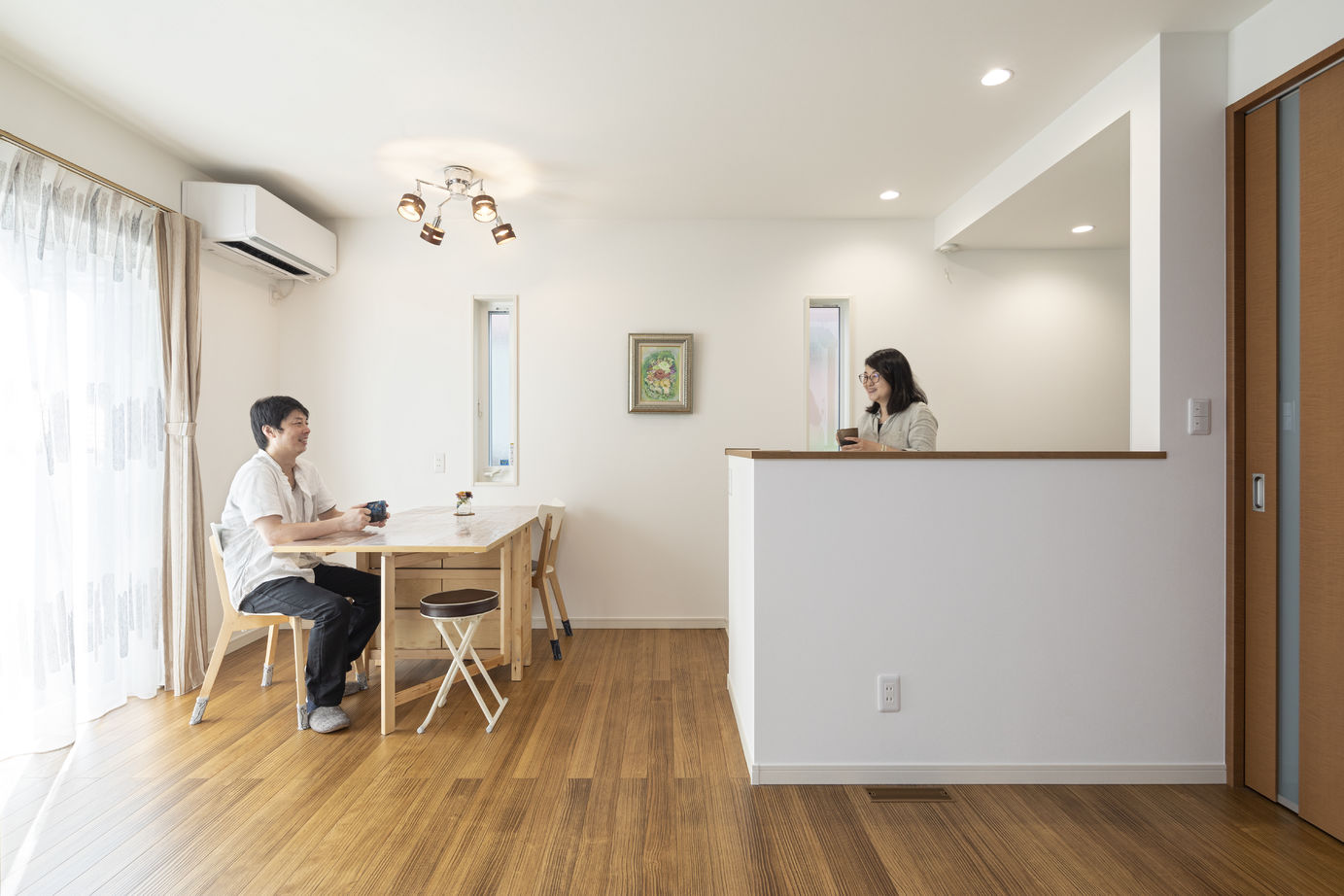 一級建築士事務所　フォルム 【1900万円/ガレージ/収納充実】こだわりの輸入クロスやたっぷりの収納など理想を全て叶えた住まいの建築実例画像4