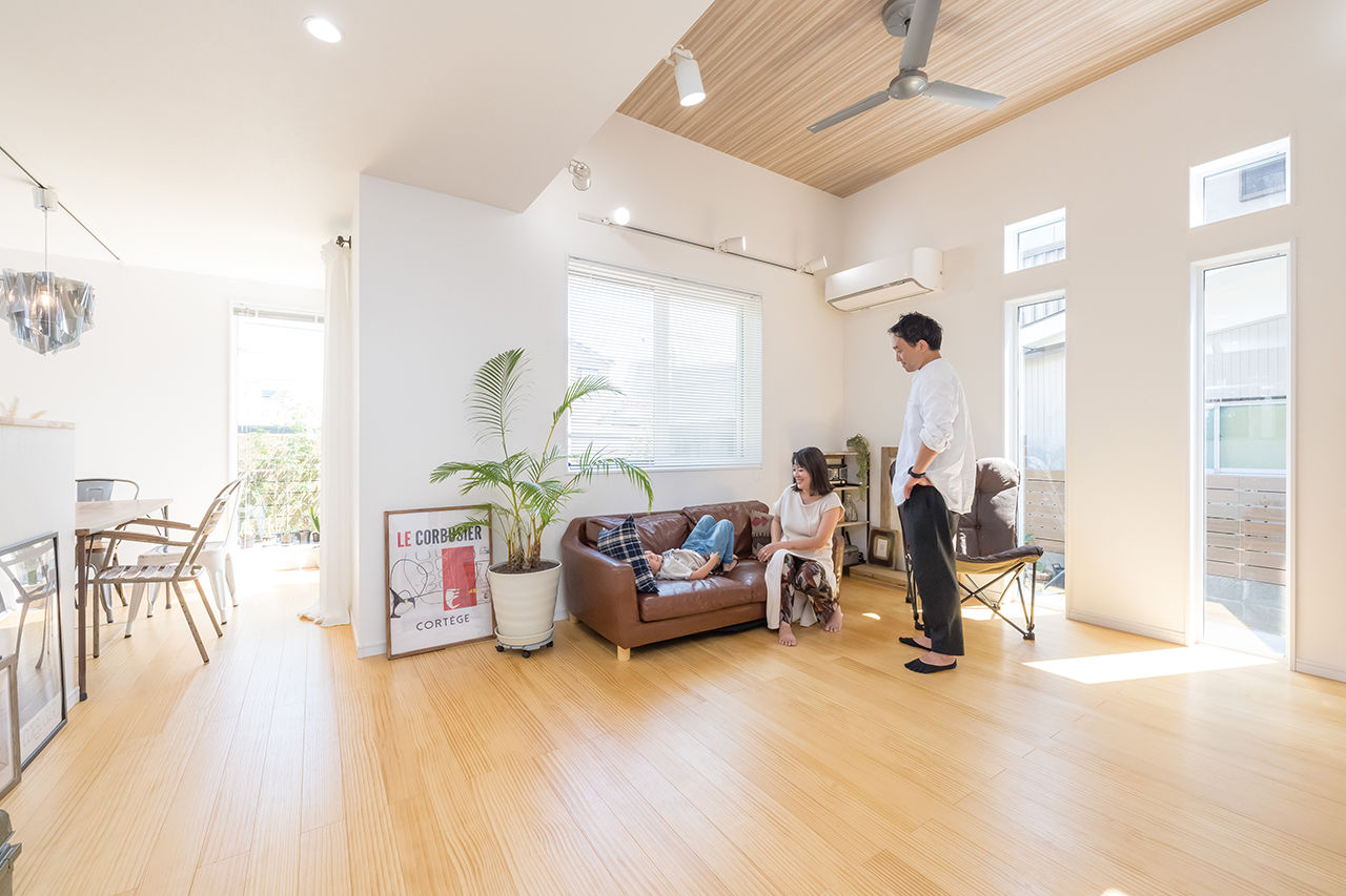 一級建築士事務所　フォルム 【1800万円/間取り図有/スキップフロア/自然素材】明るく開放的なリビングが印象的な2.5階建ての建築実例画像2