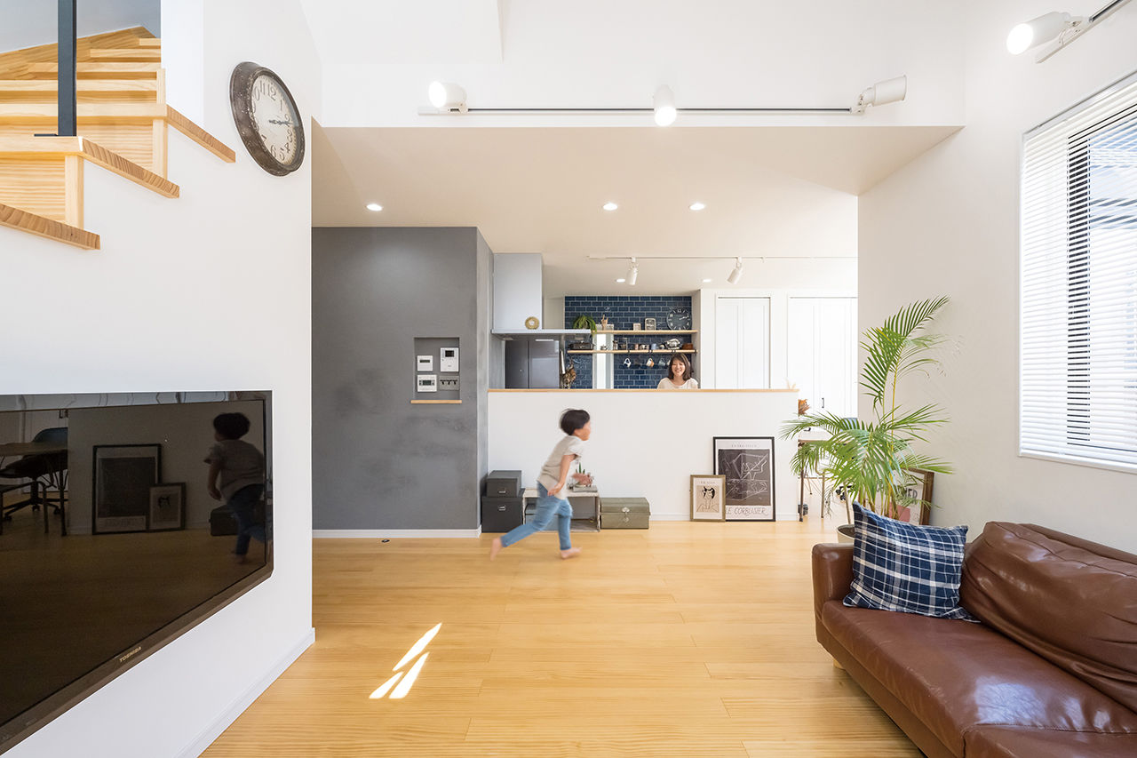 一級建築士事務所　フォルム 【1800万円/間取り図有/スキップフロア/自然素材】明るく開放的なリビングが印象的な2.5階建ての建築実例画像3