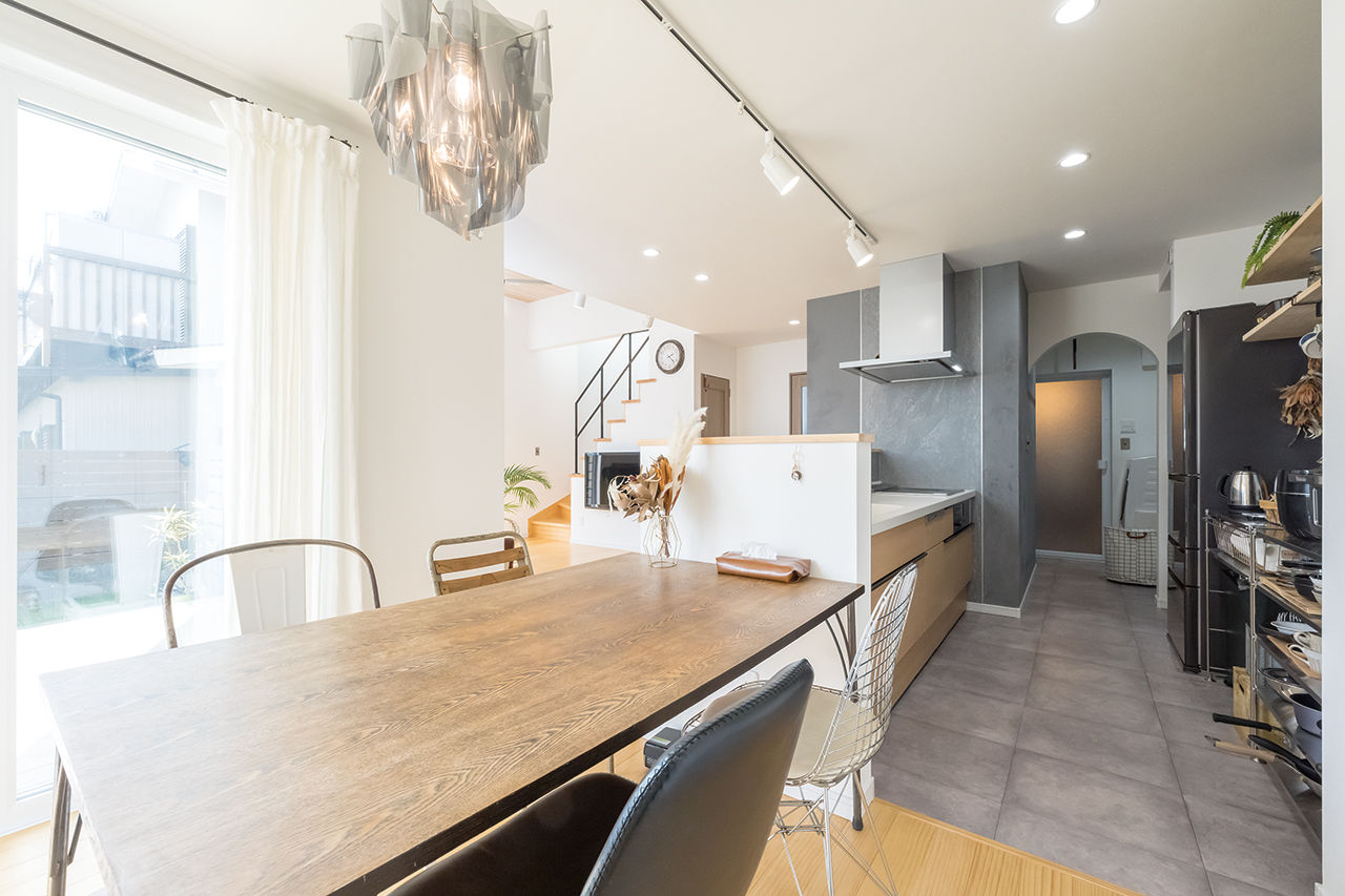 一級建築士事務所　フォルム 【1800万円/間取り図有/スキップフロア/自然素材】明るく開放的なリビングが印象的な2.5階建ての建築実例画像4