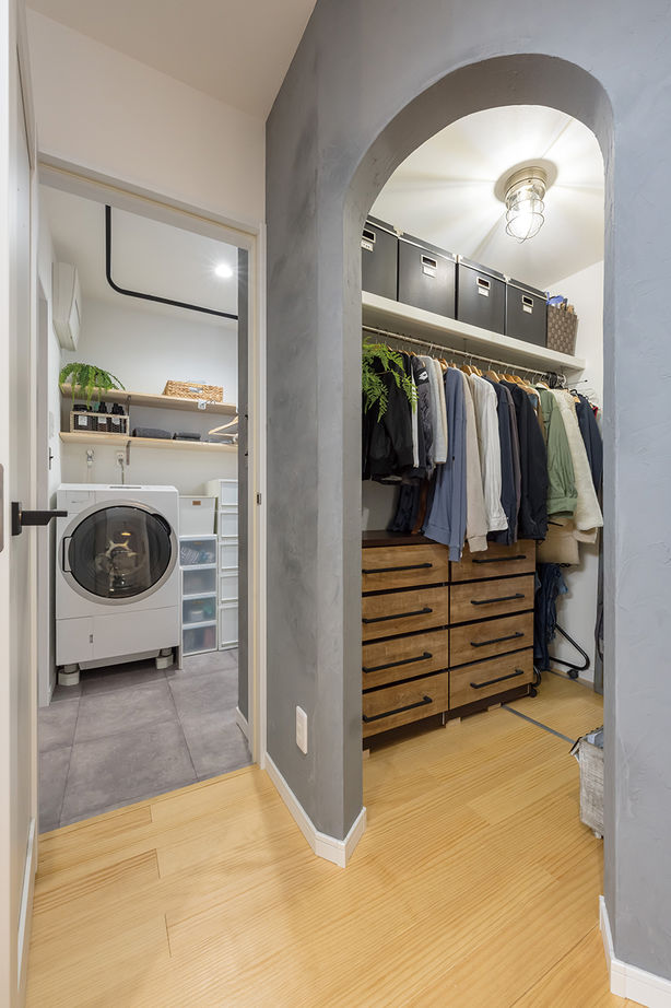 一級建築士事務所　フォルム 【1800万円/間取り図有/スキップフロア/自然素材】明るく開放的なリビングが印象的な2.5階建ての建築実例画像5