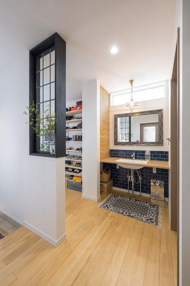 一級建築士事務所　フォルム 【1800万円/間取り図有/スキップフロア/自然素材】明るく開放的なリビングが印象的な2.5階建ての建築実例画像6