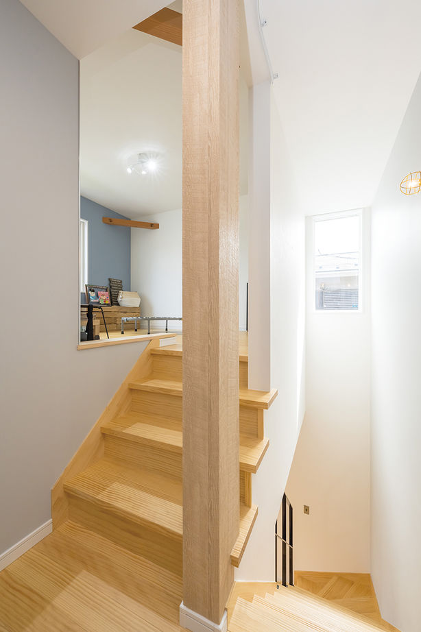 一級建築士事務所　フォルム 【1800万円/間取り図有/スキップフロア/自然素材】明るく開放的なリビングが印象的な2.5階建ての建築実例画像8
