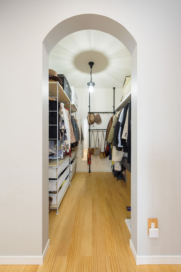 一級建築士事務所　フォルム 【1800万円/間取り図有/スキップフロア/自然素材】明るく開放的なリビングが印象的な2.5階建ての建築実例画像9