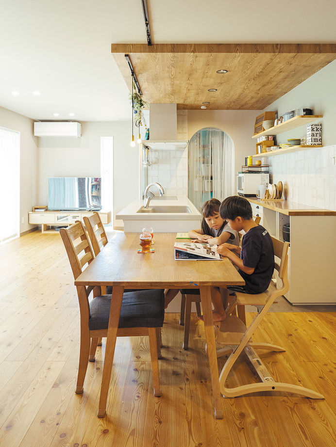 一級建築士事務所　フォルム 【2100万円／収納充実／家事動線／間取図有】優れた性能で快適！自由設計で叶えた、木質感溢れる住まいの建築実例画像2