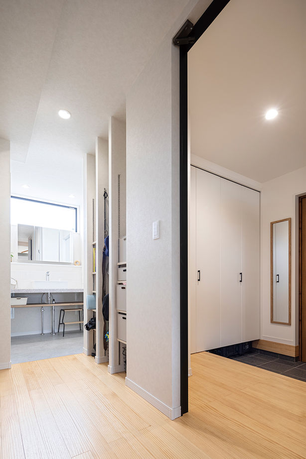 一級建築士事務所　フォルム 【2100万円／吹抜／収納充実／間取図】限られた予算でも第一種熱交換換気を実現！心地よさと緑と暮らす家の建築実例画像6