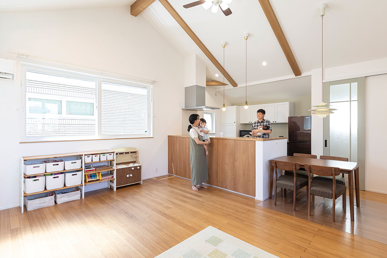 一級建築士事務所　フォルム 【2000万円台／延床31.8坪／2階リビング／家事動線／収納充実】シンプルで清々しい。勾配天井の心地よい家の建築実例画像4