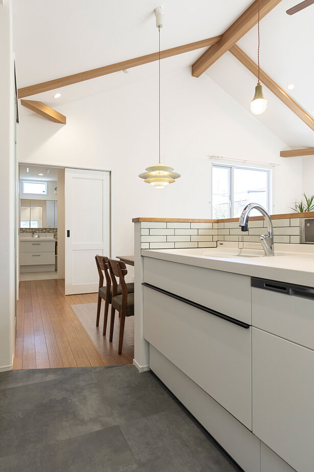 一級建築士事務所　フォルム 【2000万円台／延床31.8坪／2階リビング／家事動線／収納充実】シンプルで清々しい。勾配天井の心地よい家の建築実例画像7