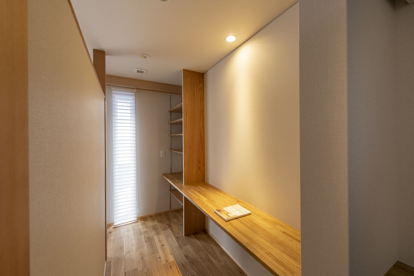 モジュールホーム 勾配天井のあるリビングの建築実例画像2