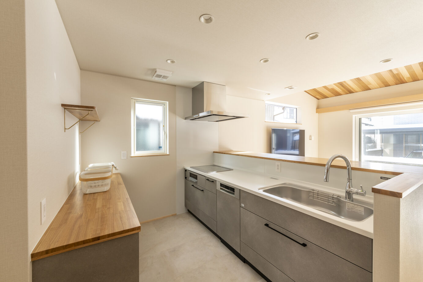 モジュールホーム 勾配天井のあるリビングの建築実例画像3