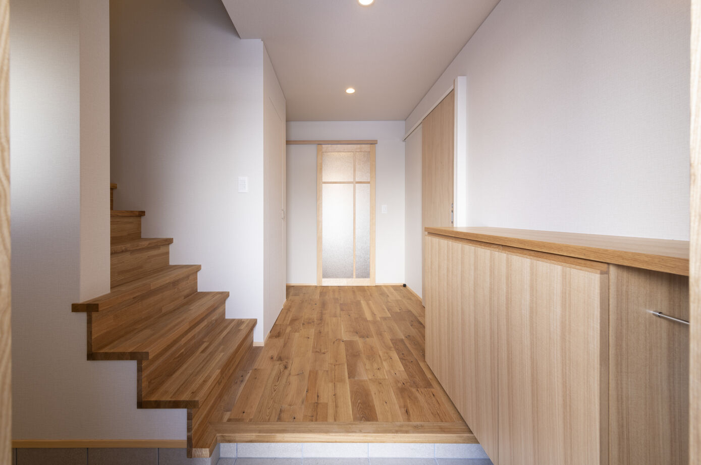 モジュールホーム 勾配天井のあるリビングの建築実例画像4