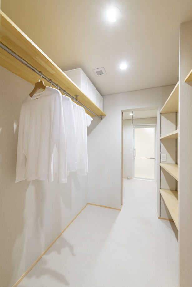 モジュールホーム 勾配天井のあるリビングの建築実例画像5