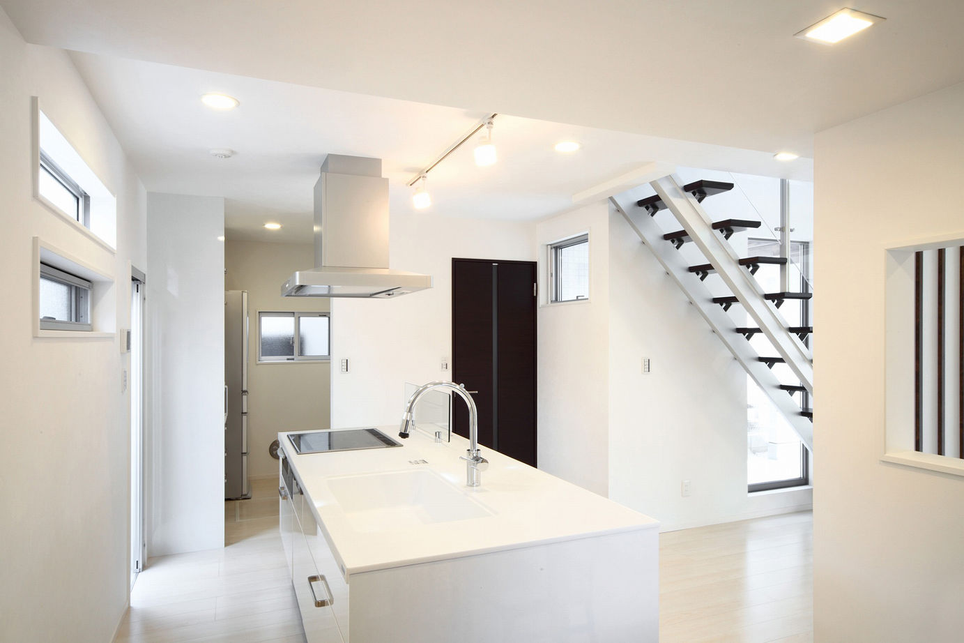 エステート白馬 【1000万円台|20坪台】狭小地でも明るく、開放的に過ごす。たっぷり収納や家事ラクの動線も魅力的な住まいの建築実例画像4