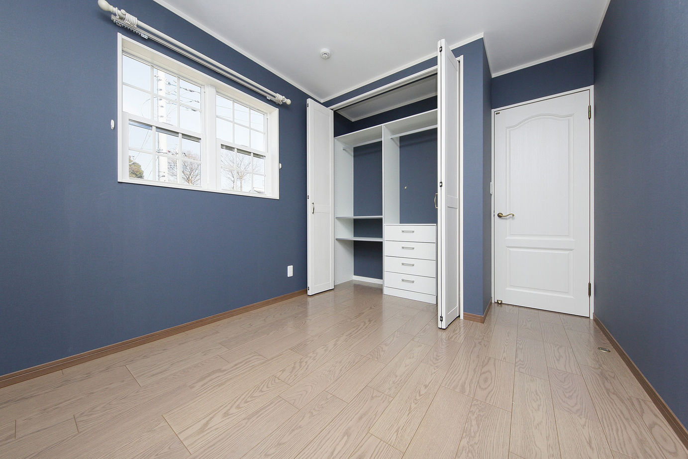 エステート白馬 【1000万円台|20坪台|吹き抜け】爽やかなブルーとホワイトで演出したお洒落なアメリカンハウスの建築実例画像6