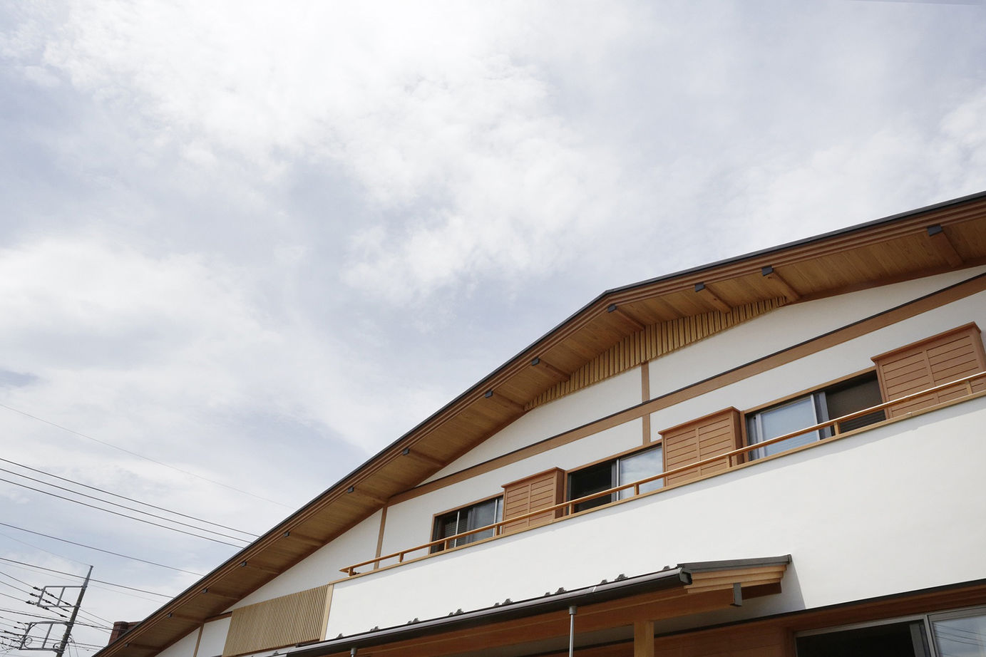 エステート白馬 【4000万円台|80坪台|吹き抜け】和の趣を大切に。大屋根の重厚感が印象的な外観の和モダンな家の建築実例画像2