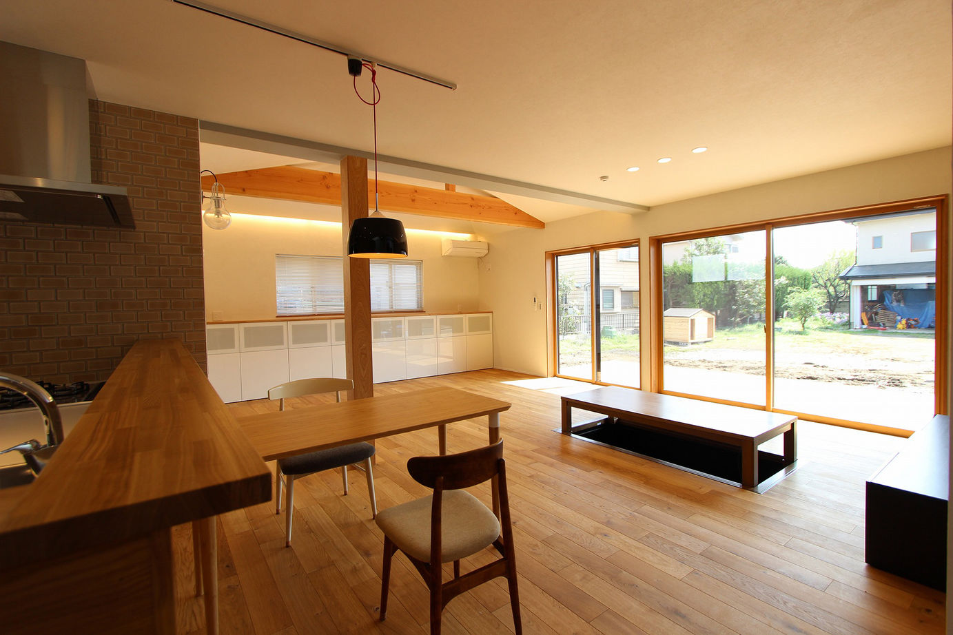 エステート白馬 【1000万円台|50坪台|三世帯住宅】大きな開口から庭を楽しむ。木の香り、質感、温もりを楽しむ心地よい家の建築実例画像2