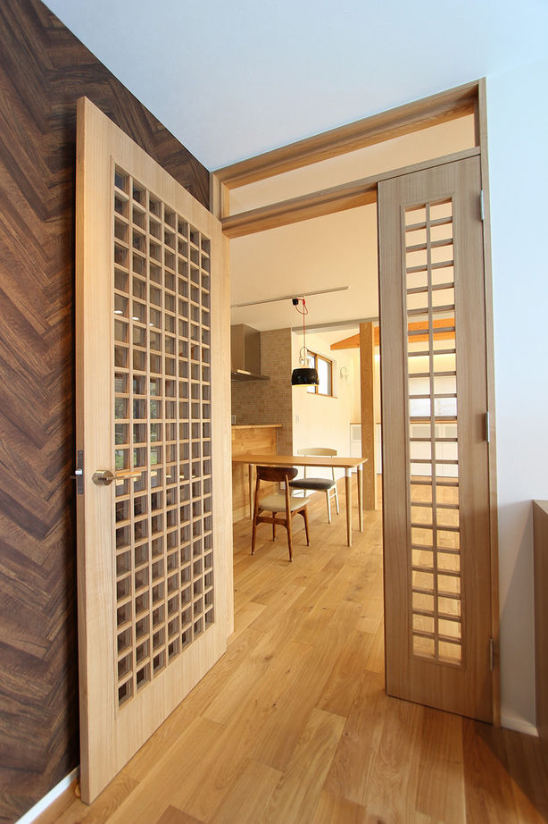 エステート白馬 【1000万円台|50坪台|三世帯住宅】大きな開口から庭を楽しむ。木の香り、質感、温もりを楽しむ心地よい家の建築実例画像8