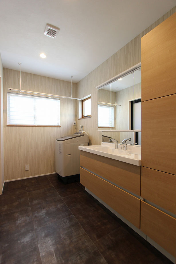 エステート白馬 【1000万円台|50坪台|三世帯住宅】大きな開口から庭を楽しむ。木の香り、質感、温もりを楽しむ心地よい家の建築実例画像10