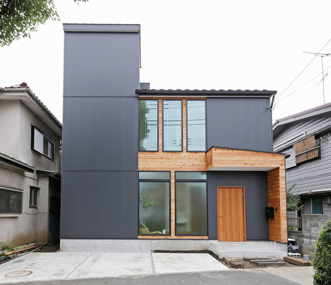 エステート白馬 【2000万円台|30坪台】吹き抜けの土間玄関が開放的。ガルバリウムと木を組み合わせたスタイリッシュな家の建築実例画像1