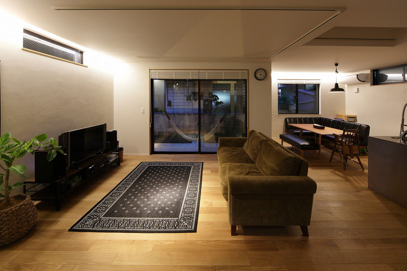 エステート白馬 【2000万円台|30坪台】吹き抜けの土間玄関が開放的。ガルバリウムと木を組み合わせたスタイリッシュな家の建築実例画像2