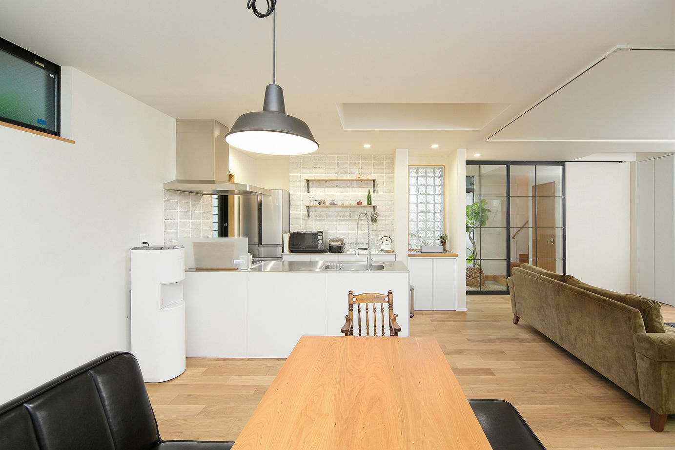 エステート白馬 【2000万円台|30坪台】吹き抜けの土間玄関が開放的。ガルバリウムと木を組み合わせたスタイリッシュな家の建築実例画像4