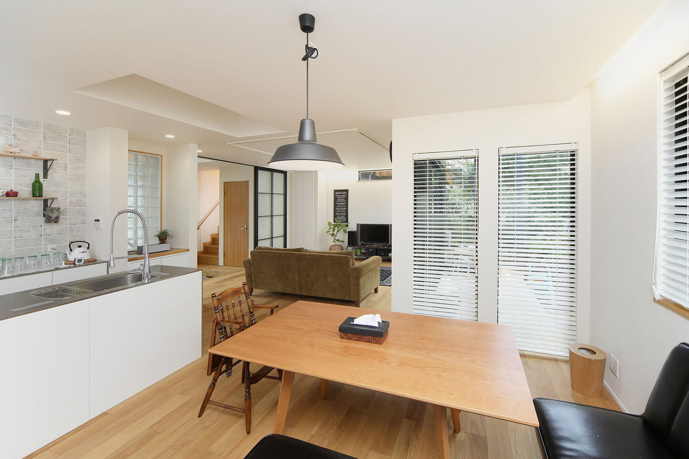 エステート白馬 【2000万円台|30坪台】吹き抜けの土間玄関が開放的。ガルバリウムと木を組み合わせたスタイリッシュな家の建築実例画像6