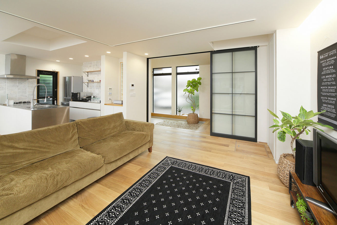 エステート白馬 【2000万円台|30坪台】吹き抜けの土間玄関が開放的。ガルバリウムと木を組み合わせたスタイリッシュな家の建築実例画像7