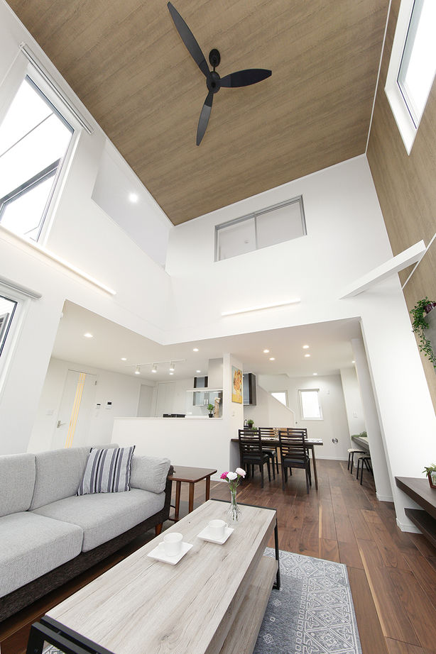 エステート白馬 【2000万円台|30坪台】吹き抜け＋高窓で光を取り込み、開放的。遊び心いっぱいの人が集まるにぎわいの家の建築実例画像10