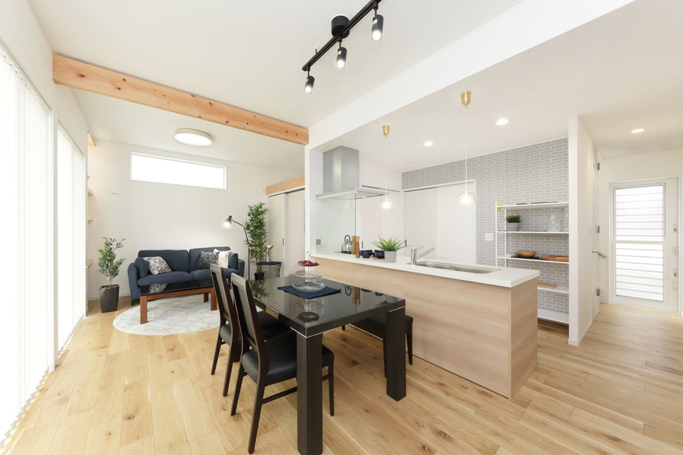 エステート白馬 【2000万円台|30坪台|ZEH】フルオープンキッチンで家族の会話も弾む。家事ラクの間取りが嬉しいエコハウスの建築実例画像2