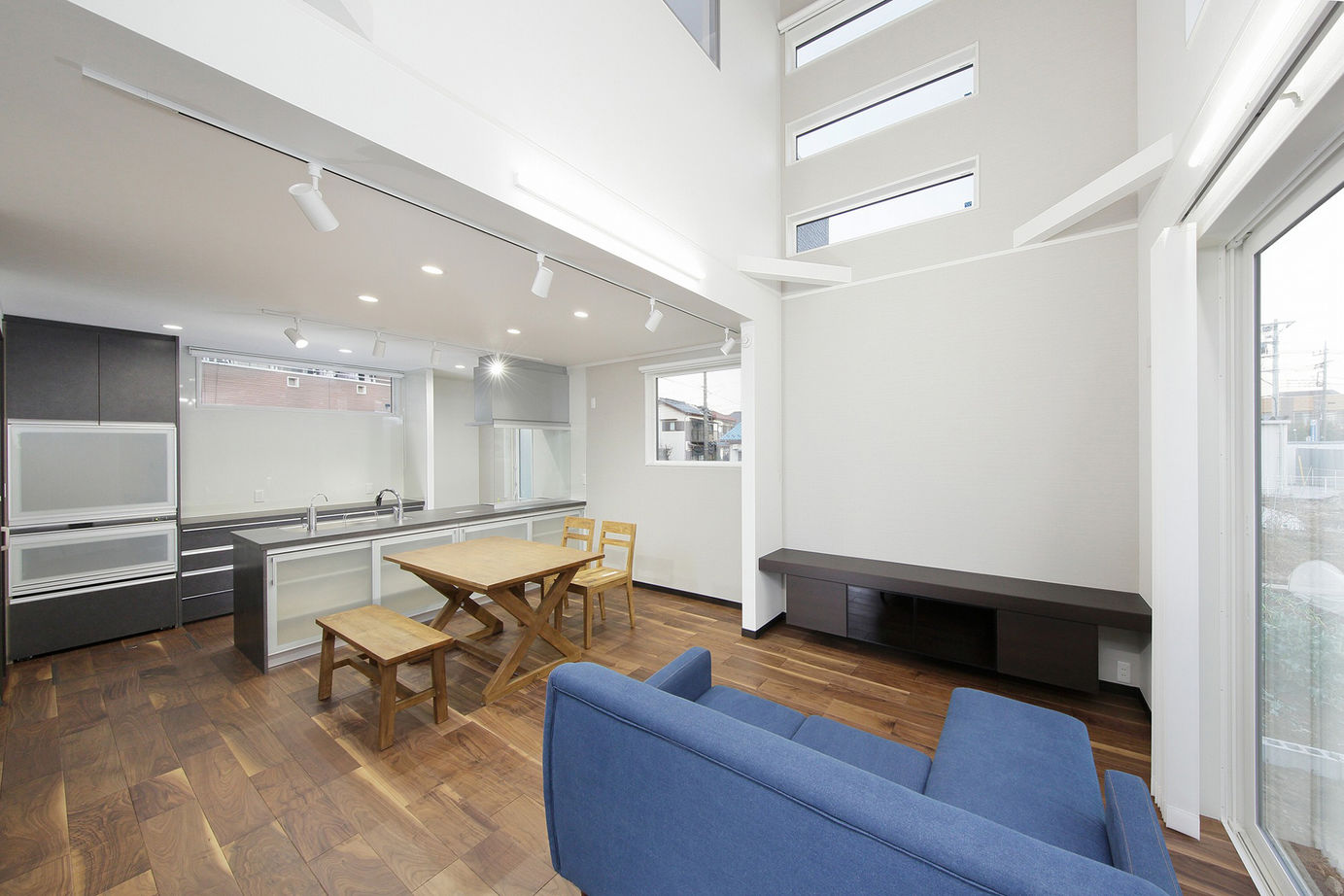 エステート白馬 【1000万円台|30坪台|インナーバルコニー】2つの吹き抜けを設け、開放感を思い切り楽しむシンプルな住まいの建築実例画像1