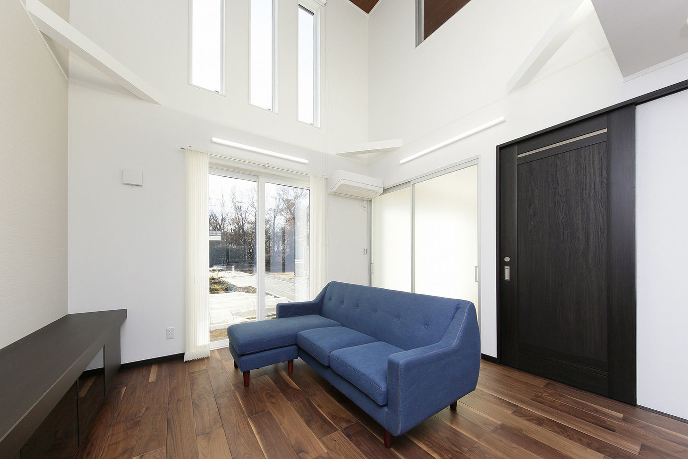 エステート白馬 【1000万円台|30坪台|インナーバルコニー】2つの吹き抜けを設け、開放感を思い切り楽しむシンプルな住まいの建築実例画像2