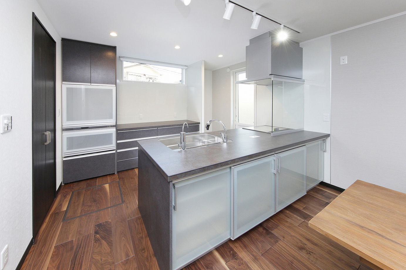 エステート白馬 【1000万円台|30坪台|インナーバルコニー】2つの吹き抜けを設け、開放感を思い切り楽しむシンプルな住まいの建築実例画像3