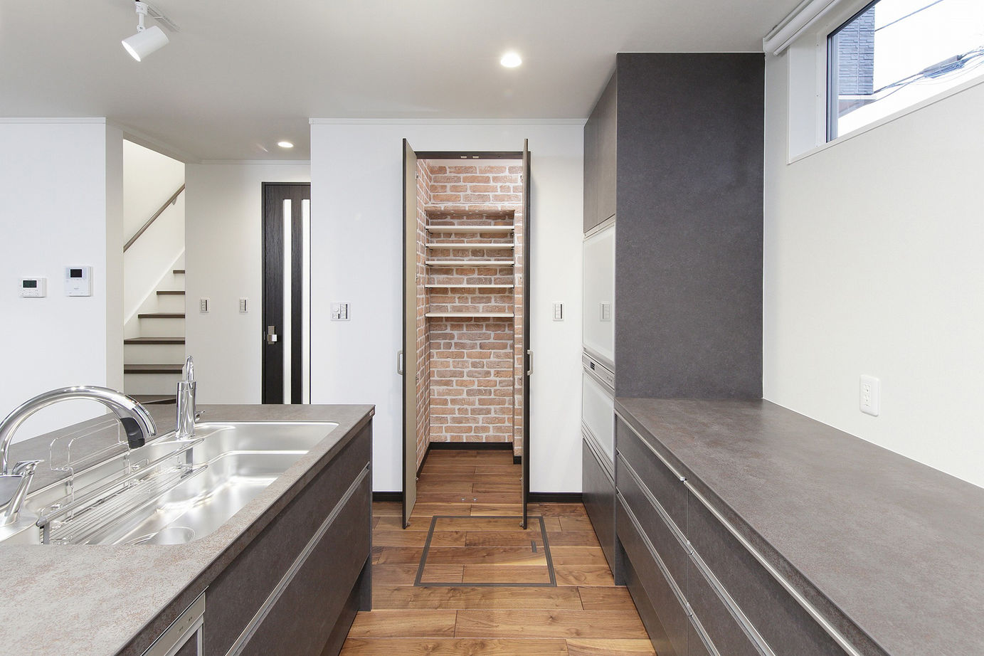 エステート白馬 【1000万円台|30坪台|インナーバルコニー】2つの吹き抜けを設け、開放感を思い切り楽しむシンプルな住まいの建築実例画像4