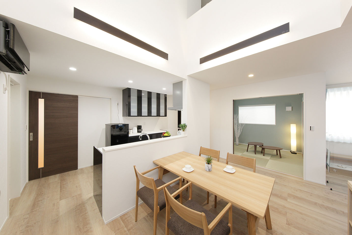 エステート白馬 【2000万円台|30坪台|吹き抜け】空間を緩やかに繋げ、どこにいても家族の気配を感じる、陽光差し込む家の建築実例画像3