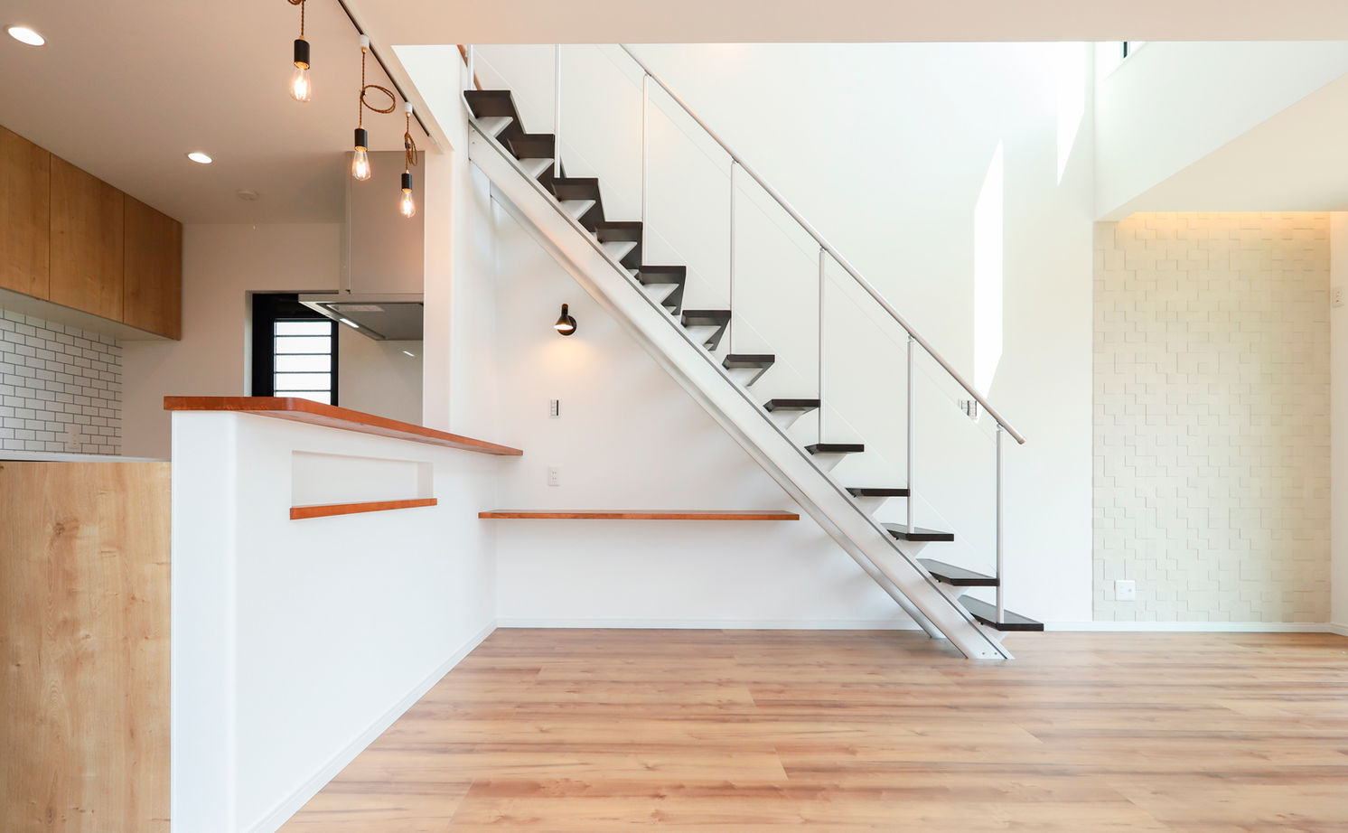 天然木の家　HODAKA 一級建築士事務所 【京都/スケルトン階段/造作洗面】ガルバリウム張り、デコボコしたフォルム。個性的な外観でおしゃれを追求の建築実例画像2