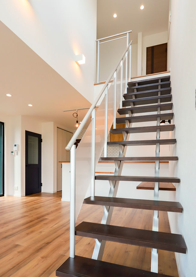 天然木の家　HODAKA 一級建築士事務所 【京都/スケルトン階段/造作洗面】ガルバリウム張り、デコボコしたフォルム。個性的な外観でおしゃれを追求の建築実例画像3