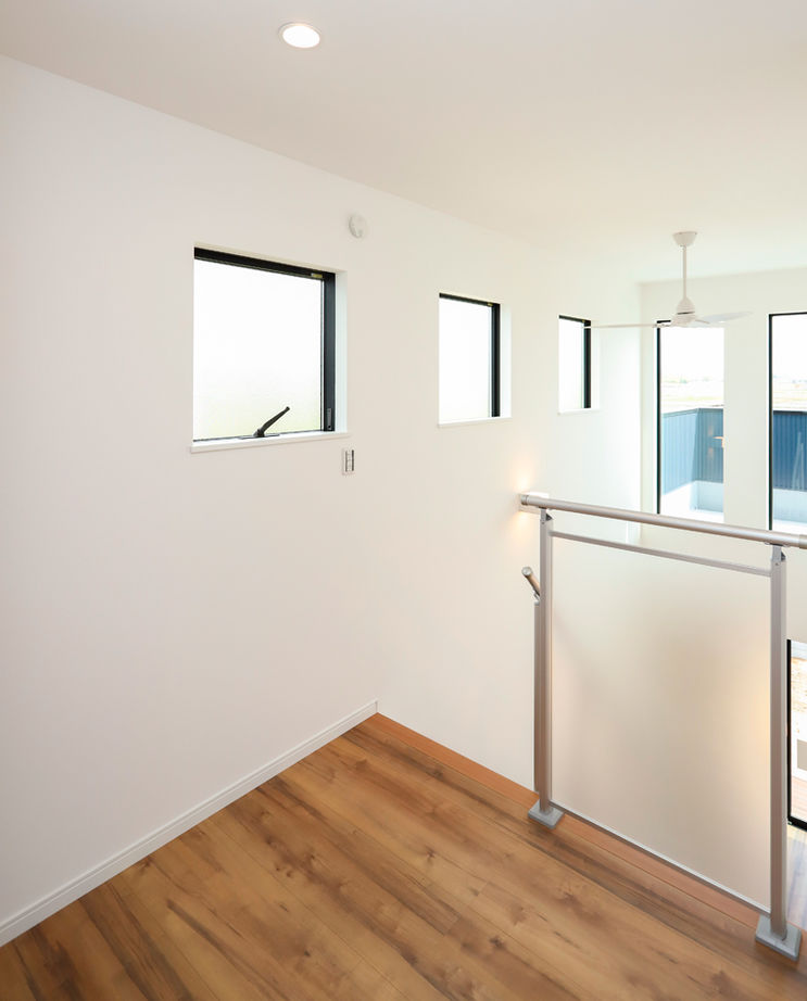 天然木の家　HODAKA 一級建築士事務所 【京都/スケルトン階段/造作洗面】ガルバリウム張り、デコボコしたフォルム。個性的な外観でおしゃれを追求の建築実例画像4