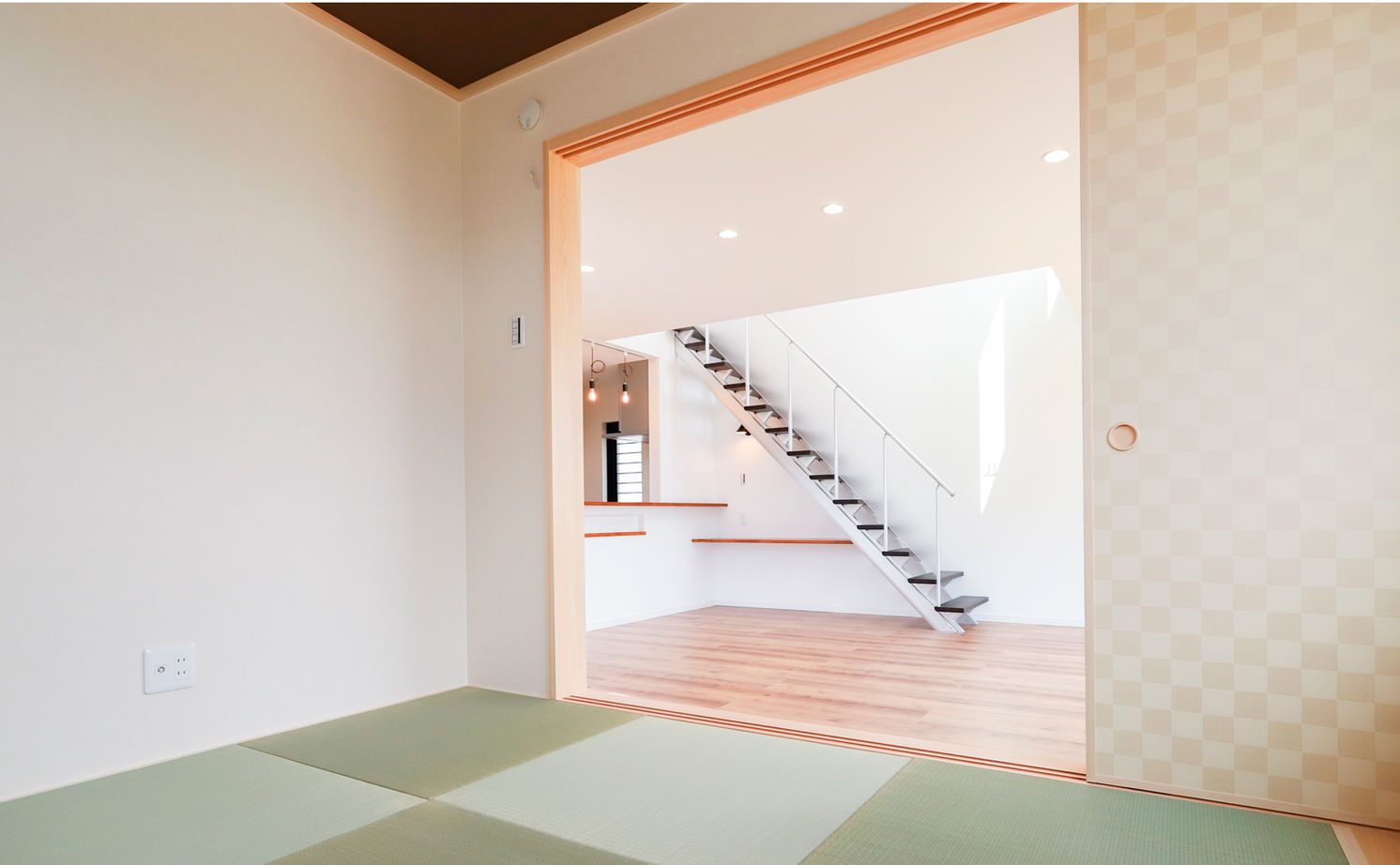 天然木の家　HODAKA 一級建築士事務所 【京都/スケルトン階段/造作洗面】ガルバリウム張り、デコボコしたフォルム。個性的な外観でおしゃれを追求の建築実例画像7