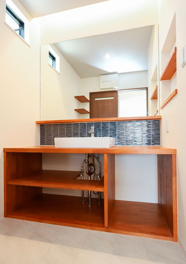 天然木の家　HODAKA 一級建築士事務所 【京都/スケルトン階段/造作洗面】ガルバリウム張り、デコボコしたフォルム。個性的な外観でおしゃれを追求の建築実例画像9