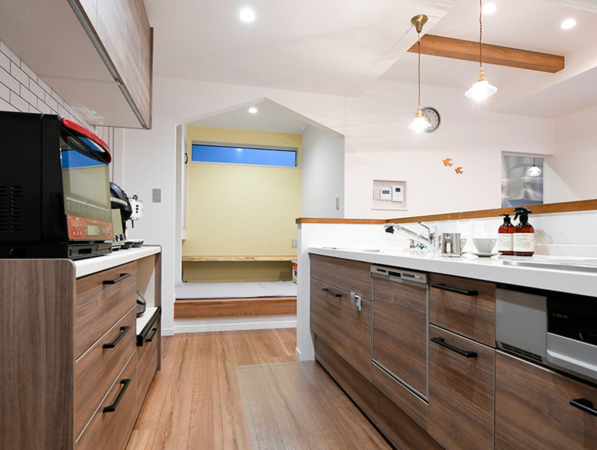 天然木の家　HODAKA 一級建築士事務所 【京都/ガルバリウム/家事スペース】スキップフロアやロフト、タイルと天然木、大人の玉手箱のような家の建築実例画像3