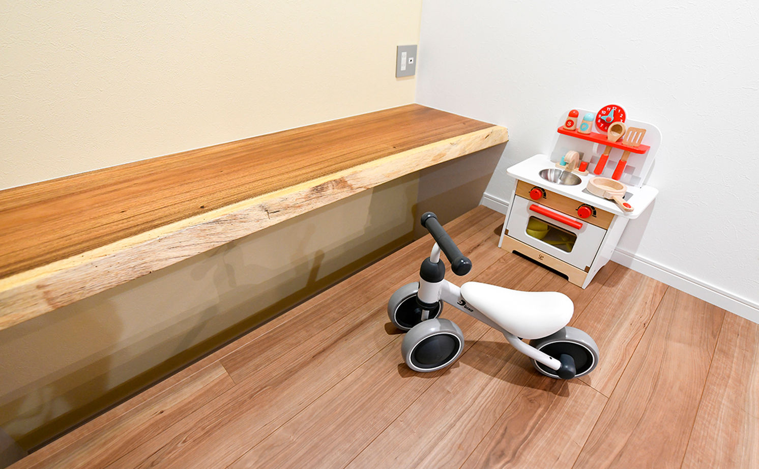 天然木の家　HODAKA 一級建築士事務所 【京都/ガルバリウム/家事スペース】スキップフロアやロフト、タイルと天然木、大人の玉手箱のような家の建築実例画像5