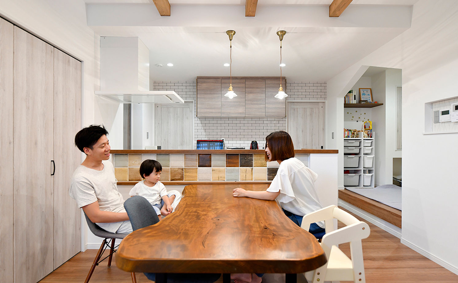 天然木の家　HODAKA 一級建築士事務所 【京都/ガルバリウム/家事スペース】スキップフロアやロフト、タイルと天然木、大人の玉手箱のような家の建築実例画像6